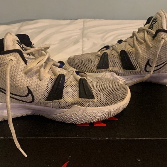 Kyrie’s Nike sneakers - Picture 3 of 6